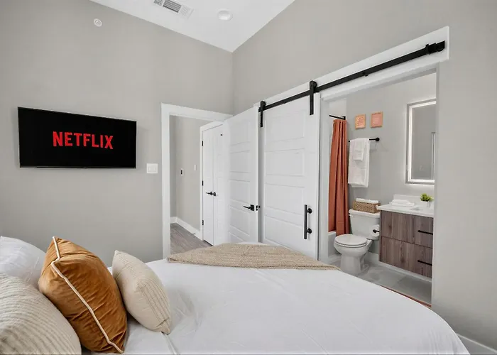 Pink Paradise Chic 2bd Townhouse * Fort Worth
