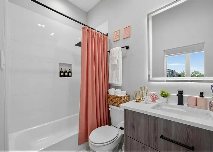 Pink Paradise Chic 2bd Townhouse * Fort Worth