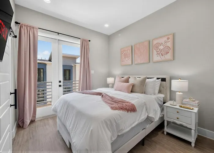 Pink Paradise Chic 2bd Townhouse Apartment *