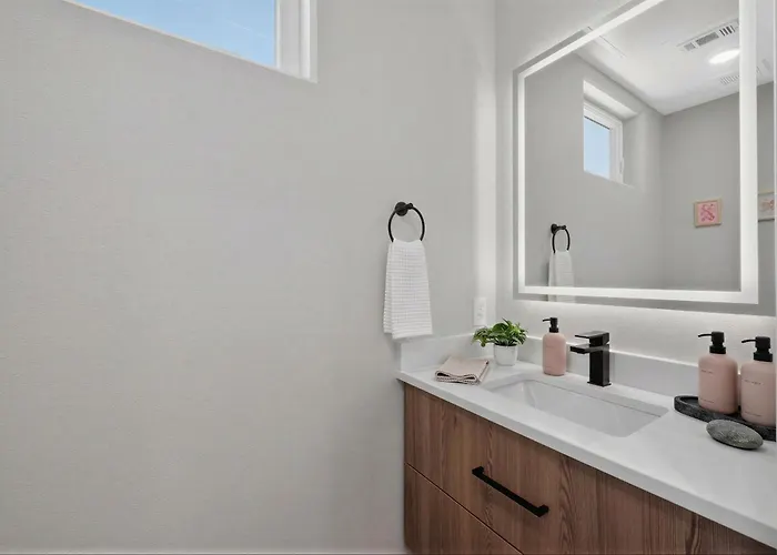 Pink Paradise Chic 2bd Townhouse Fort Worth