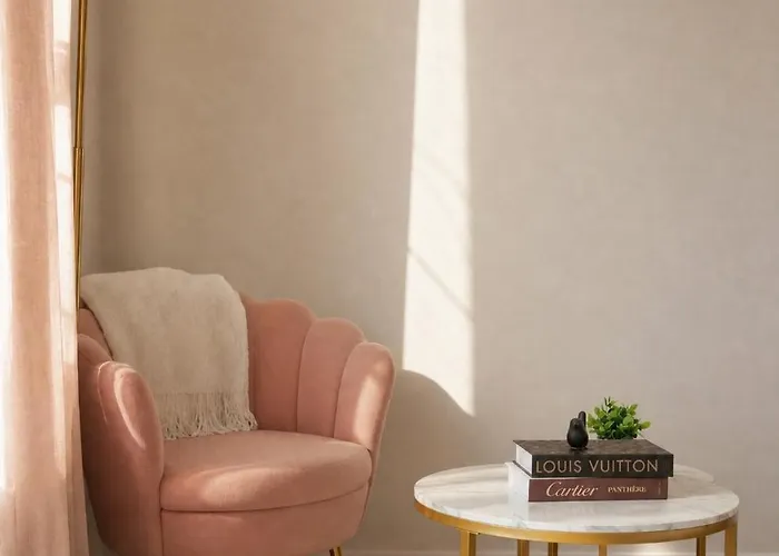 Pink Paradise Chic 2bd Townhouse Apartment