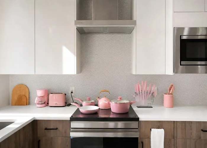 Pink Paradise Chic 2bd Townhouse Apartment *