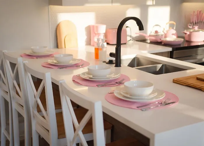 Pink Paradise Chic 2bd Townhouse