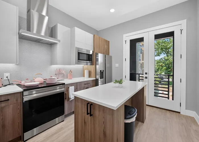 Pink Paradise Chic 2bd Townhouse Apartment *